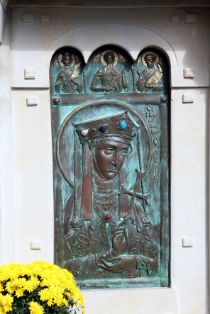키이우의 성녀 올가_photo by Wadco2_on the facade of the Monastery Church of the Nativity of the Blessed Virgin Mary in Kyiv_Ukraine.jpg